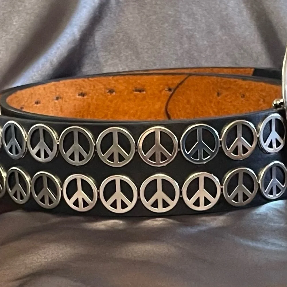 NWOT Polished Silver Rhinestone Peace buckle and belt